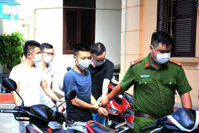 Các đối tượng bị bắt giữ được đưa về trụ sở Công an quận Lê Chân Các đối tượng bị bắt giữ được đưa về trụ sở Công an quận Lê Chân