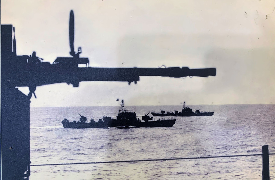 Chuẩn bị ống phóng ngư lôi trên tàu hộ vệ săn ngầm 13, Lữ đoàn 171 (ảnh chụp tháng 7.2021). ẢNH: NGÔ TRẦN HẢI AN