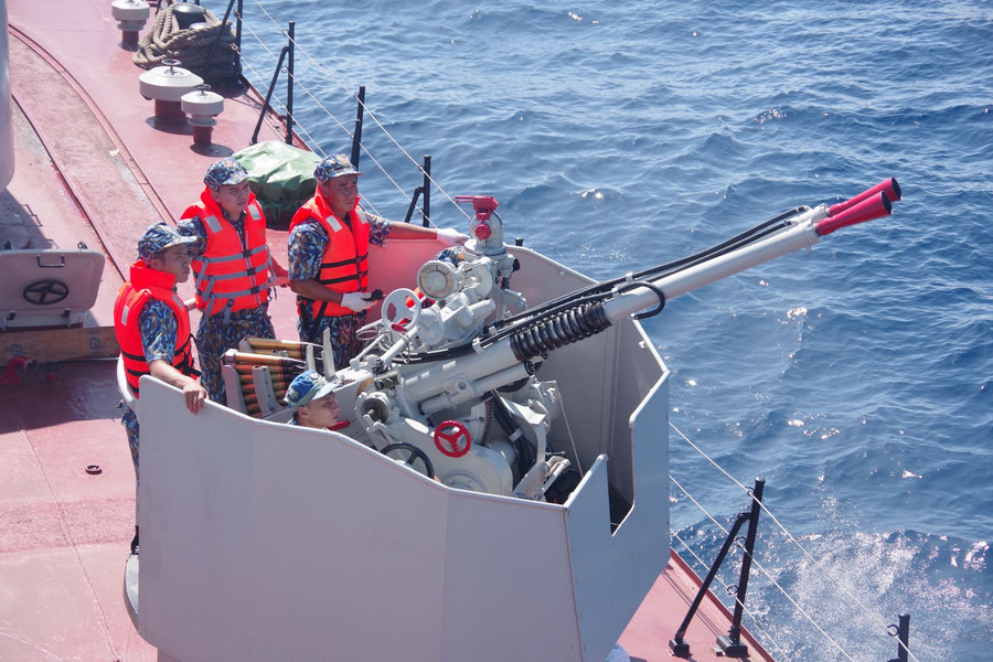 Bộ đội Lữ đoàn 171 huấn luyện bắn đạn thật trên tàu hộ vệ săn ngầm Petya. ẢNH: MAI THANH HẢI