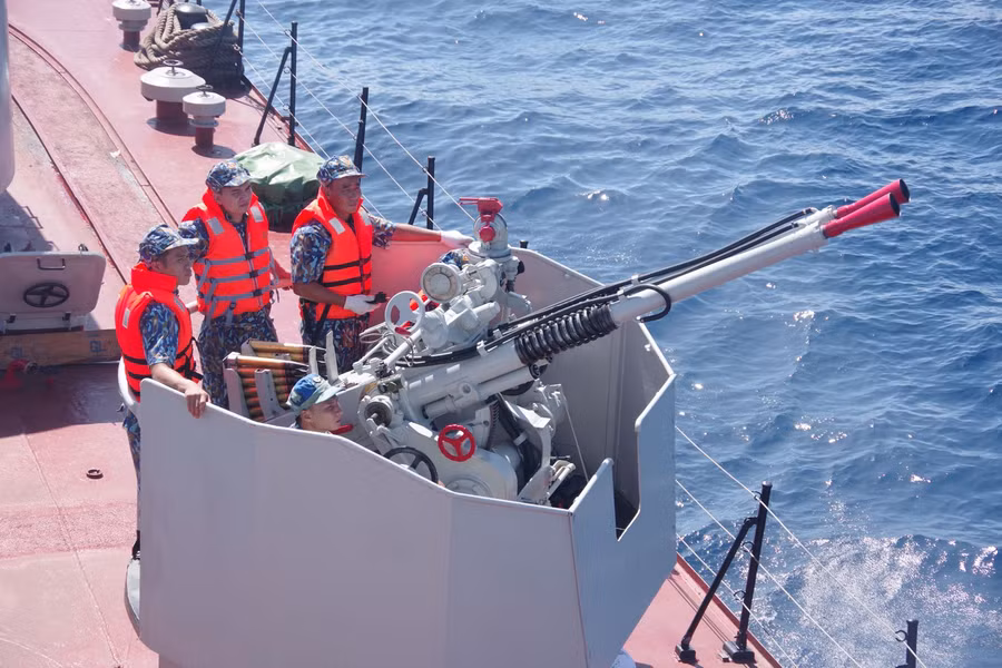 Bộ đội Lữ đoàn 171 huấn luyện bắn đạn thật trên tàu hộ vệ săn ngầm Petya. ẢNH: MAI THANH HẢI