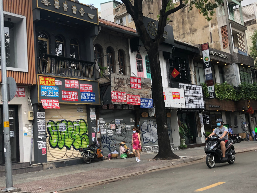 Hàng loạt mặt bằng tại TP.HCM treo bảng cho thuê nhưng không tìm được khách. ẢNH: THÙY NHI