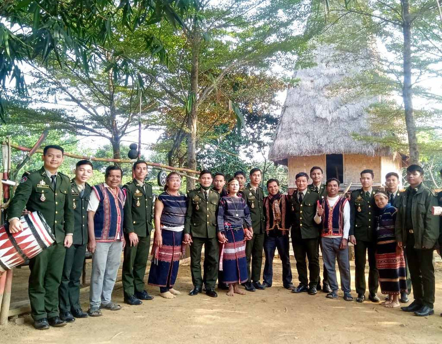 Các nghệ nhân làng Leng chụp hình lưu niệm với khách tham quan Khu Du lịch Đồng Mô (ảnh nhân vật cung cấp, chụp trước tháng 4-2021). 6. Anh Đinh Plih (đứng giữa) và các nghệ nhân làng Leng chụp hình lưu niệm với đoàn khách tham quan Khu Du lịch Đồng Mô. Ảnh NVCC
