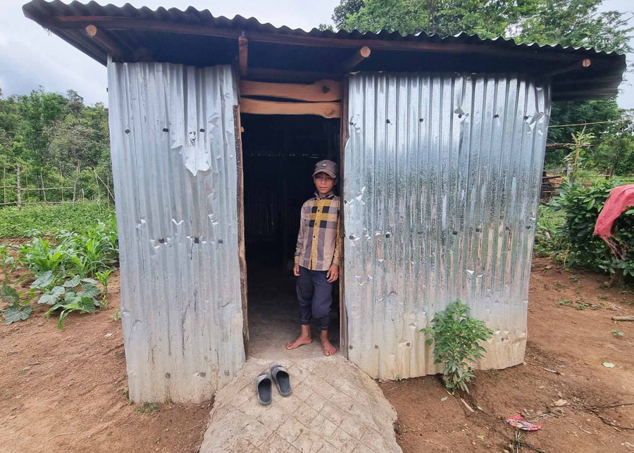 Em Đ.V. trong căn nhà của mình. Ảnh: Hà Phương