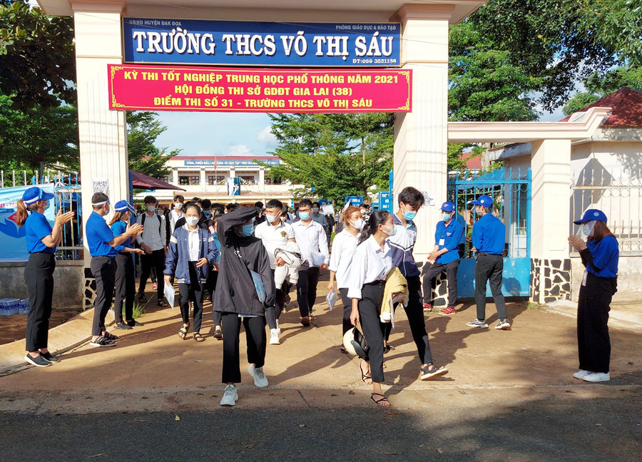 Tình nguyện viên vỗ tay chúc mừng sĩ tử tại điểm thi số 31 Trường THPT Võ Thị Sáu (thị trấn Đak Đoa) hoàn thành bài thi môn Toán. Ảnh: Nguyễn Tú