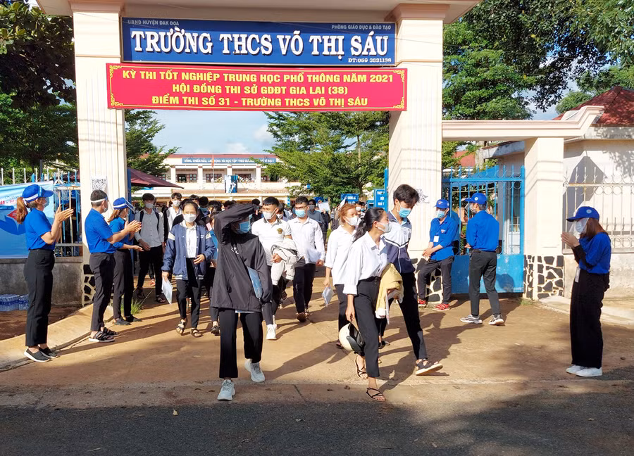 Tình nguyện viên vỗ tay chúc mừng sĩ tử tại điểm thi số 31 Trường THPT Võ Thị Sáu (thị trấn Đak Đoa) hoàn thành bài thi môn Toán. Ảnh: Nguyễn Tú