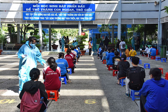 Thí sinh tham dự kỳ thi tốt nghiệp THPT được lấy mẫu xét nghiệm SARS-CoV-2 tại điểm thi Trường THCS Phùng Hưng, quận 11, TP HCM .Ảnh: TẤN THẠNH Thí sinh tham dự kỳ thi tốt nghiệp THPT được lấy mẫu xét nghiệm SARS-CoV-2 tại điểm thi Trường THCS Phùng Hưng, quận 11, TP HCM .Ảnh: TẤN THẠNH