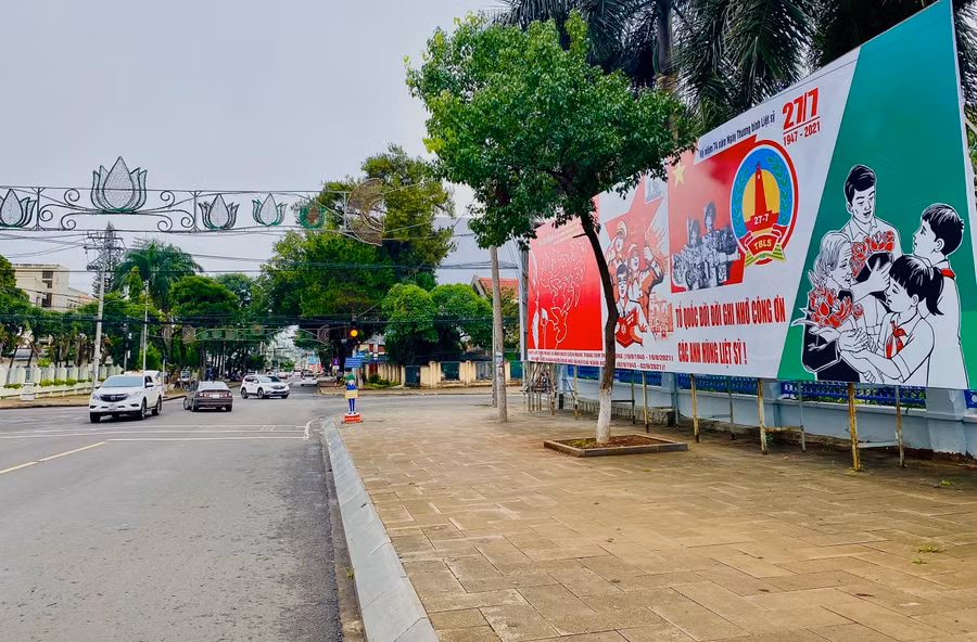 Pa nô tuyên truyền kỷ niệm 74 năm Ngày Thương binh-Liệt sĩ trên các tuyến đường chính của TP. Pleiku. Ảnh: Mộc Trà