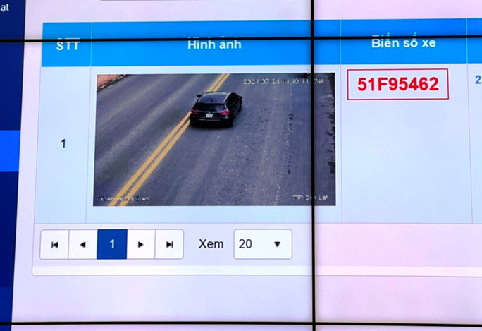 Xế hộp mang BKS: 51F - 954.62 trên đang đậu trên đường Đống Đa và yêu cầu chủ xe lên trụ sở Công an phường 3 làm việc. (Ảnh cơ quan chức năng cung cấp)