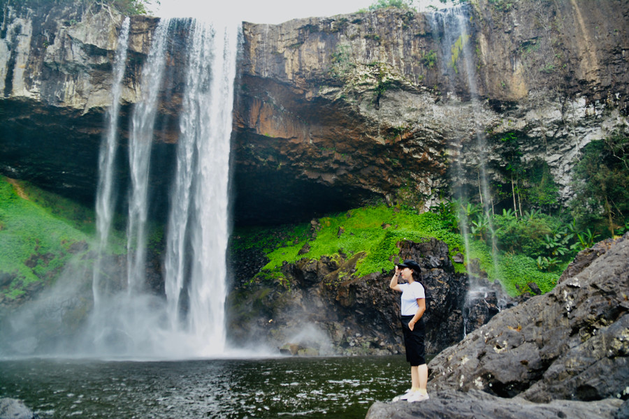 Trong Khu Bảo tồn thiên nhiên Kon Chư Răng (huyện Kbang) có đến 12 con thác nhưng vẫn còn một số thác nữa hiện sinh đâu đó chốn rừng sâu, đến nay vẫn chưa được khám phá. Trong hệ thống thác nước ở đây thì thác K50 (thác 50, thác Hang Én) đẹp nhất. Ảnh