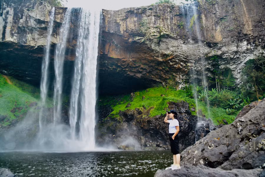 Trong Khu Bảo tồn thiên nhiên Kon Chư Răng (huyện Kbang) có đến 12 con thác nhưng vẫn còn một số thác nữa hiện sinh đâu đó chốn rừng sâu, đến nay vẫn chưa được khám phá. Trong hệ thống thác nước ở đây thì thác K50 (thác 50, thác Hang Én) đẹp nhất. Ảnh