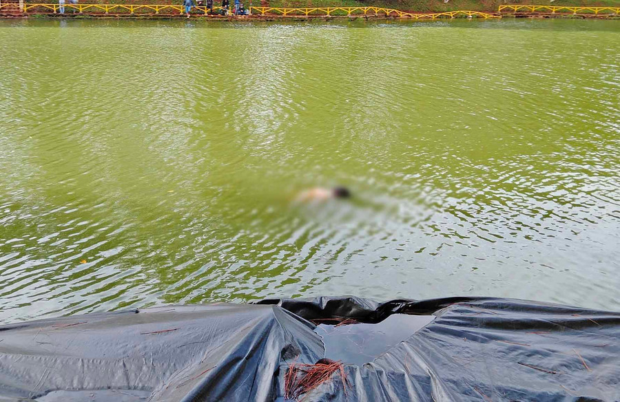 Người dân câu cá tại hồ Diên Hồng đã phát hiện thi thể nổi anh Đ. trên mặt nước. Ảnh: Văn Ngọc