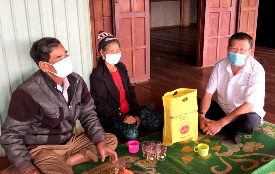Đồng chí Thái Thanh Bình (bìa phải) thăm và tặng quà nhân Ngày 27-7 cho gia đình ông Rơ Châm Đer (làng Kép 2, xã Ia Mơ Nông, huyện Chư Păh). Ảnh Lê Hòa