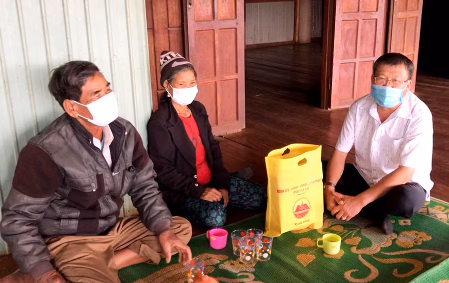 Đồng chí Thái Thanh Bình (bìa phải) thăm và tặng quà nhân Ngày 27-7 cho gia đình ông Rơ Châm Đer (làng Kép 2, xã Ia Mơ Nông, huyện Chư Păh). Ảnh Lê Hòa