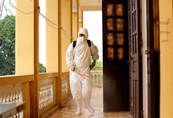 Phun khử khuẩn tại Bệnh viện dã chiến tỉnh Phú Thọ - Ảnh: Hoàng Quý