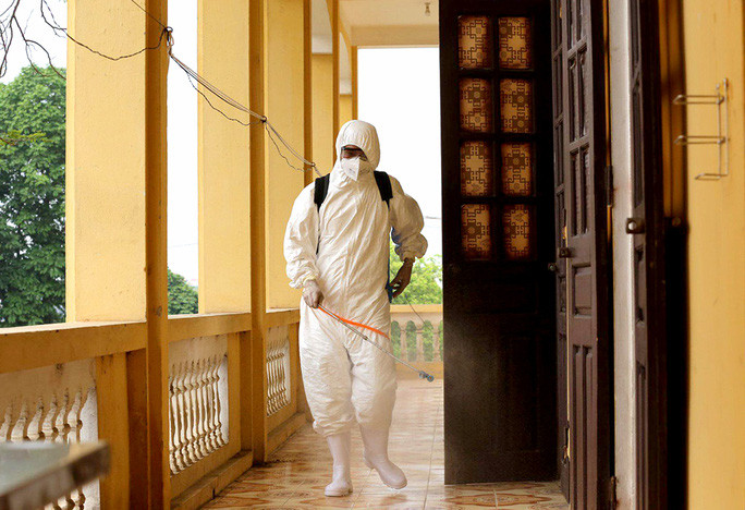 Phun khử khuẩn tại Bệnh viện dã chiến tỉnh Phú Thọ. Ảnh: Hoàng Quý Phun khử khuẩn tại Bệnh viện dã chiến tỉnh Phú Thọ - Ảnh: Hoàng Quý