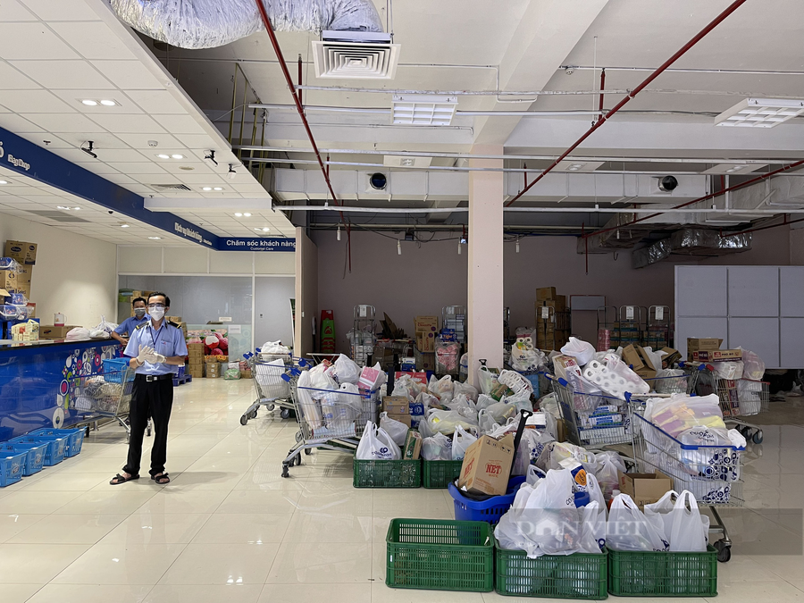 Lượng người mua hàng tại các trung tâm mua sắm tăng đột biến. Ảnh: Ngọc Giàu