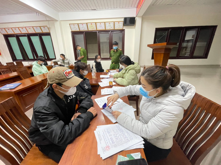 Lập biên bản xử phạt nhóm thanh niên tụ tập vui chơi tại hồ Tuyền Lâm. Ảnh: LÂM VIÊN