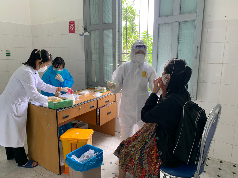 CDC Lâm Đồng lấy mẫu xét nghiệm Covid-19 - ẢNH: LÂM VIÊN