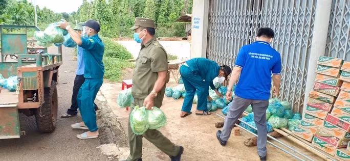 Lực lượng chức năng tiếp nhận ủng hộ cho người dân vùng bị phong tỏa