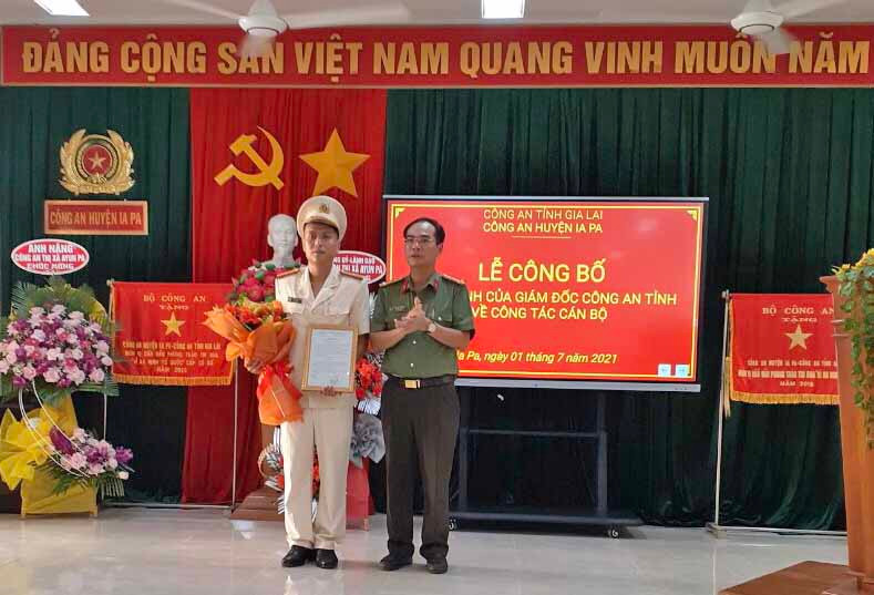 Đại tá Phạm Hữu Trường (phải)-Phó Giám đốc Công an tỉnh trao quyết định cho Thiếu tá Lê Nguyễn Duy Tuân