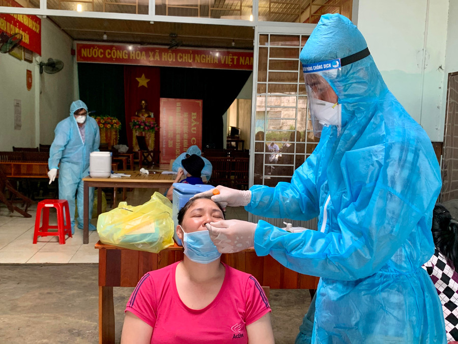 Lực lượng y tế tổ chức lấy mẫu cộng đồng cho người dân đường Trường Chinh, phường Phù Đổng, TP. Pleiku (khu vực gần nhà nghỉ Thu Hồng) để tầm soát SARS-CoV-2. Ảnh: Như Nguyện Lực lượng y tế tổ chức lấy mẫu cộng đồng cho người dân đường Trường Chinh, phường Phù Đổng, TP. Pleiku (khu vực gần nhà nghỉ Thu Hồng) để tầm soát SARS-CoV-2. Ảnh: Như Nguyện