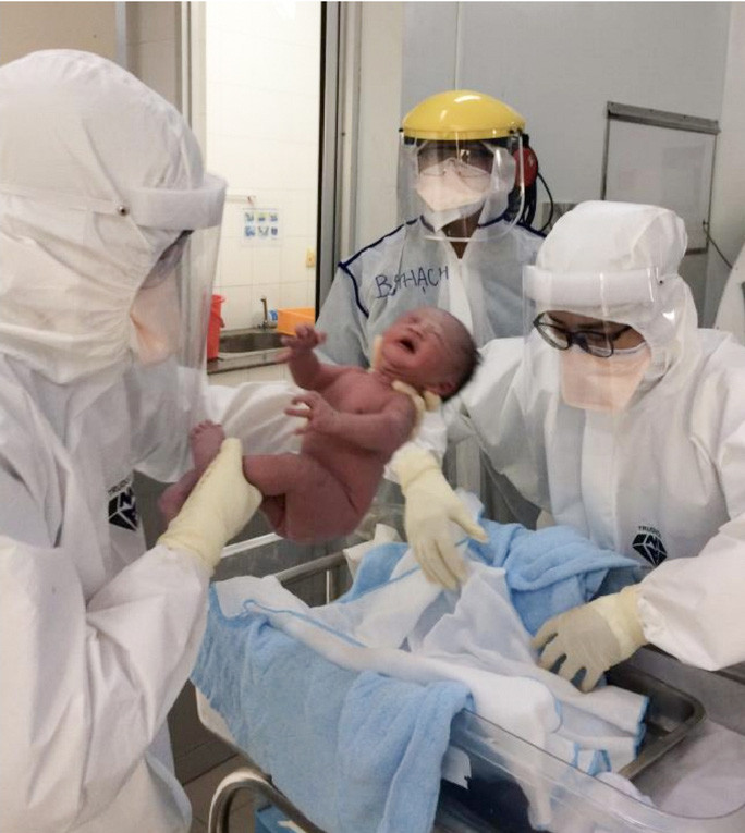 Một em bé có mẹ mắc Covid-19 chào đời ở Bệnh viện Điều trị Covid-19 Trưng Vương - Ảnh: Bệnh viện Trưng Vương