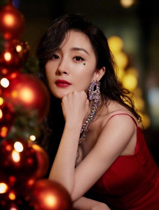 Dương Mịch đã từng có những người bạn thân thiết trong Cbiz như Đường Yên, Lưu Thi Thi, Lưu Diệc Phi... nhưng vài năm trở lại đây quan hệ của cô với họ bỗng lạnh nhạt. Theo một số nguồn tin thì Dương Mịch giờ đây đã không còn chị em thân thiết nào trong giới Cbiz từ khi trở thành nữ thần hạng A trong showbiz Hoa ngữ.