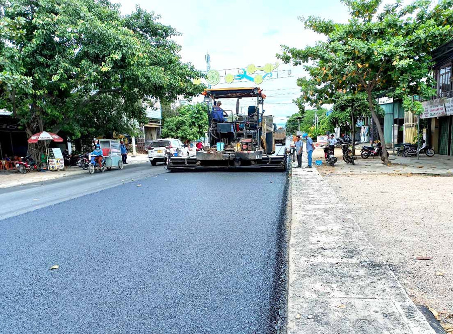 Đơn vị thi công đang gấp rút tập trung nhân lực, trang-thiết bị để đẩy nhanh tiến độ, đảm bảo hoàn thành khối lượng theo cam kết đã được gia hạn. Ảnh: Lê Hòa