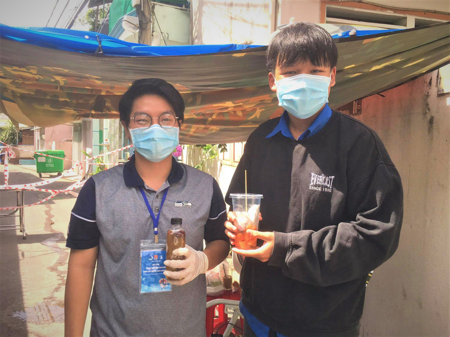 Nhật Quang (bên trái) thường chốt trực tại khu phong tỏa. Ảnh: NVCC