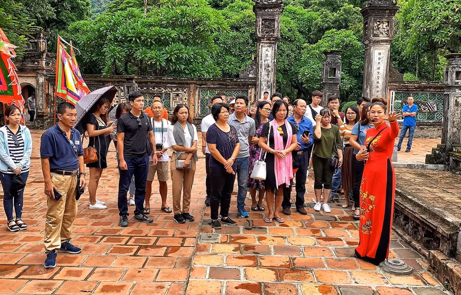 Hướng dẫn viên là một trong những lực lượng lao động gặp nhiều khó khăn nhất khi đại dịch COVID-19 bùng phát. (Ảnh minh họa: Mai Mai/Vietnam+)