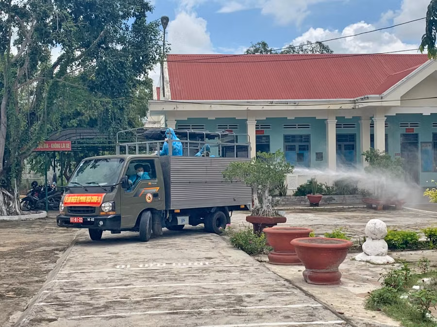 Cán bộ, chiến sĩ Sư đoàn Bộ binh 2 phun khử khuẩn tại Ban Chỉ huy Quân sự huyên Ia Pa.