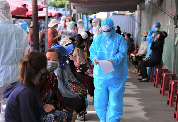 Nhân viên y tế lấy mẫu xét nghiệm tiểu thương chợ Nguyễn Kim sáng 2-7 Nhân viên y tế lấy mẫu xét nghiệm tiểu thương chợ Nguyễn Kim sáng 2-7