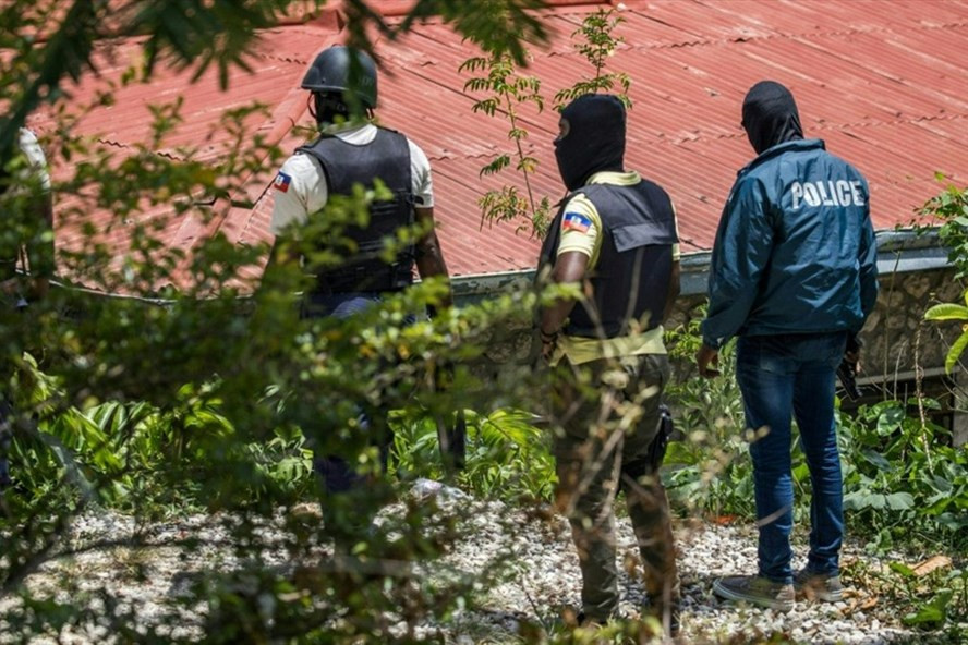 Sau vụ ám sát Tổng thống Haiti Moise, cảnh sát vẫn đang tiếp tục truy lùng các nghi phạm. Ảnh: AFP