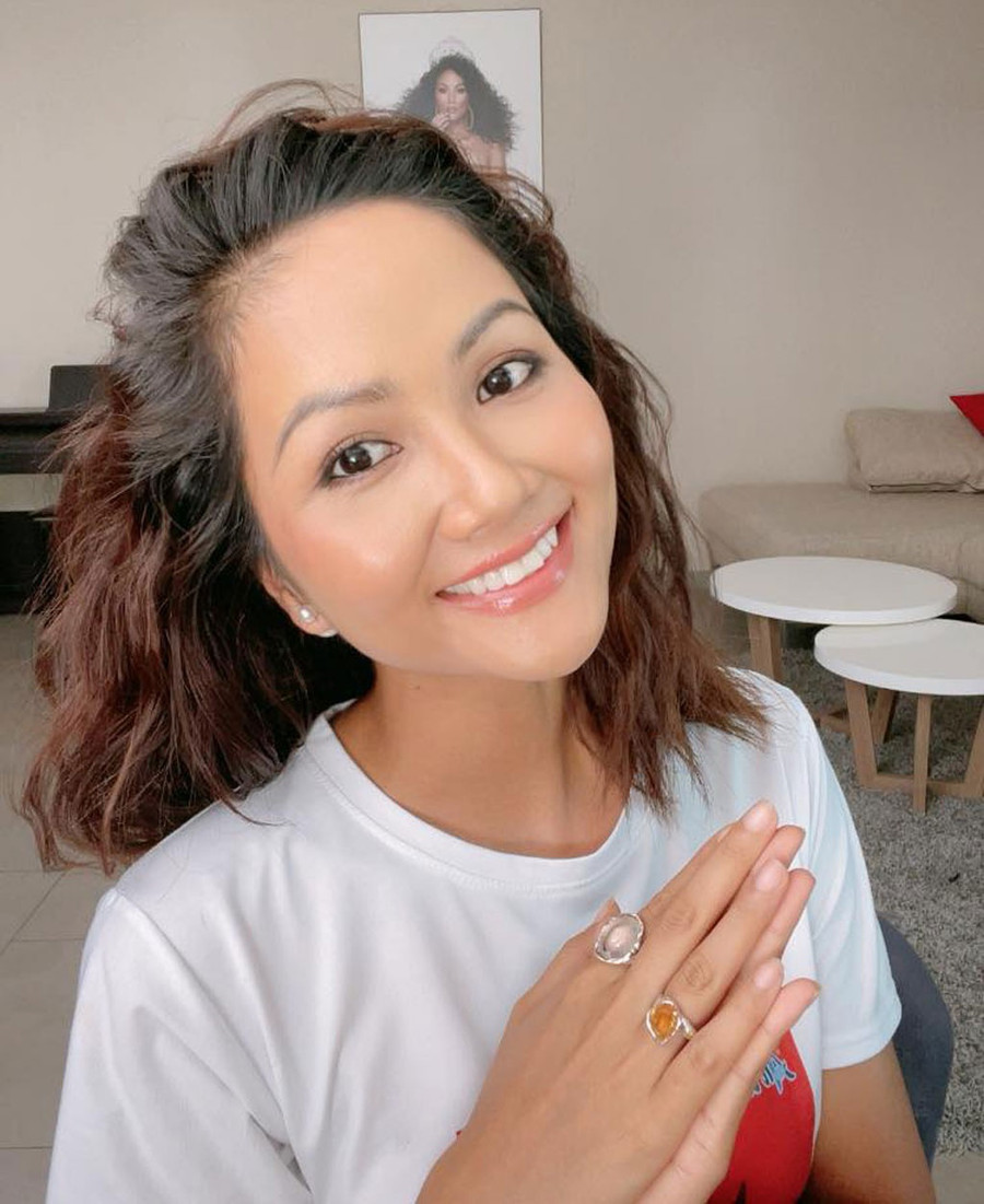 Hoa hậu H’Hen Niê tươi tắn