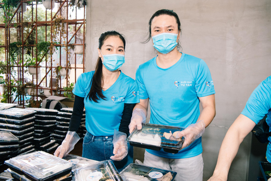Bà Phạm Kim Dung, chủ tịch câu lạc bộ Suối mát từ tâm cùng đạo diễn Hoàng Nhật Nam mong muốn đem đến bữa ăn đủ dinh dưỡng để đảm bảo sức khỏe cho mọi người. ẢNH: BTC