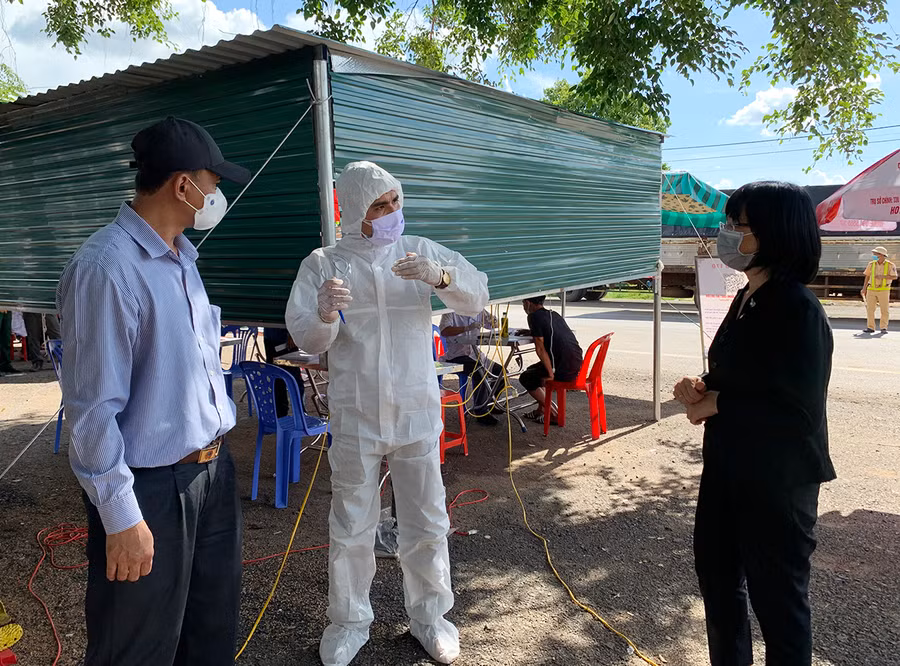 Phó Chủ tịch UBND tỉnh Nguyễn Thị Thanh Lịch trao đổi với cán bộ y tế tại chốt kiểm soát. Ảnh Như Nguyện