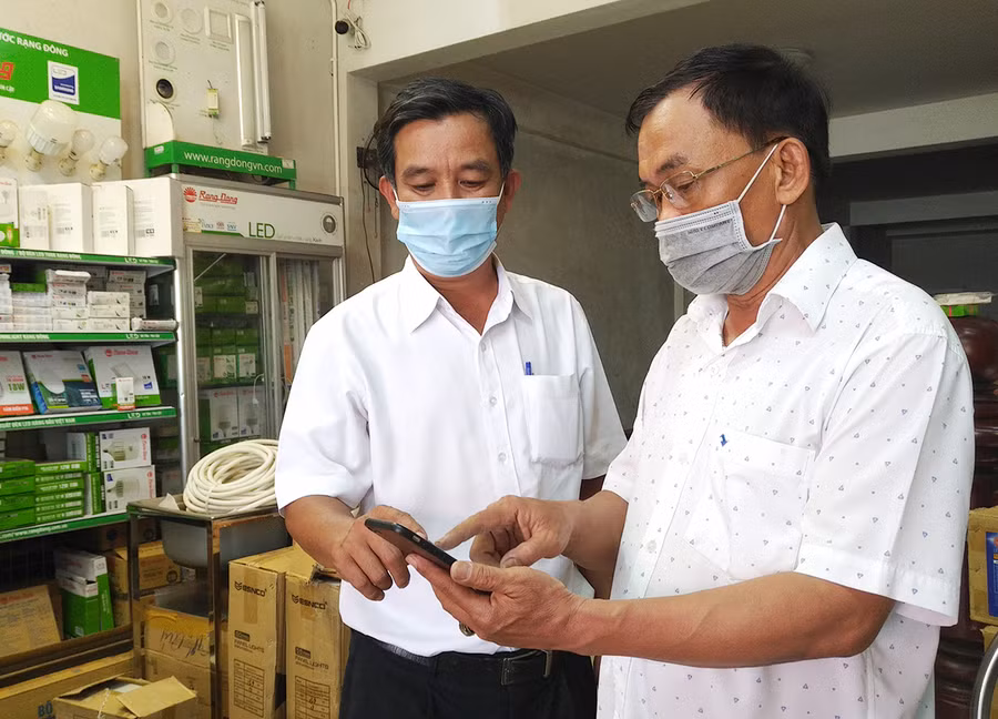 Hộ kinh doanh có đăng ký kinh doanh, đăng ký thuế, phải tạm dừng hoạt động từ 15 ngày liên tục trở lên theo yêu cầu của cơ quan Nhà nước có thẩm quyền để phòng chống dịch sẽ được hỗ trợ 3 triệu đồng. Ảnh: Sơn Ca