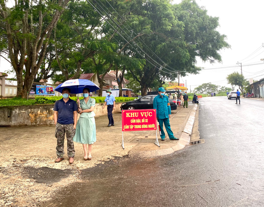 Sau khi thí sinh vào khu vực thi, các điểm thi đều đảm bảo tốt công tác an ninh trật tự, không để xảy ra tình trạng tập trung đông người trước điểm thi. Ảnh: Hồng Thi