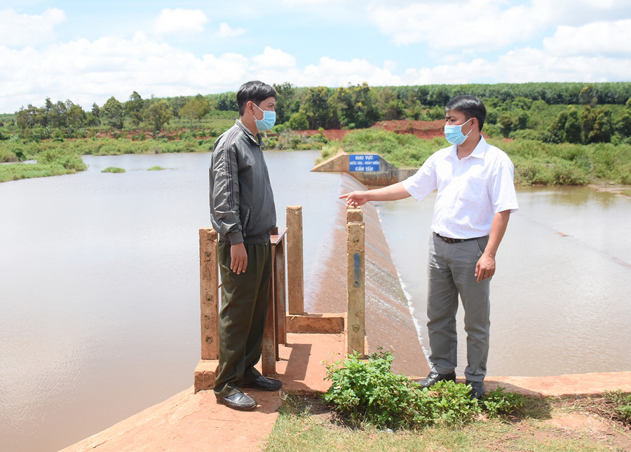 Ông Phan Văn Phương (bìa phải, Phó Chủ tịch UBND xã Tân Bình) cho biết, xung quanh khu vực Dự án sân golf Đak Đoa không có xung đột về nguồn nước. Ảnh: Minh Nguyễn Ông Phan Văn Phương (bìa phải)-Phó Chủ tịch UBND xã Tân Bình cho biết, xung quanh khu vực Dự án sân golf Đak Đoa không có xung đột về nguồn nước. Ảnh: Minh Nguyễn