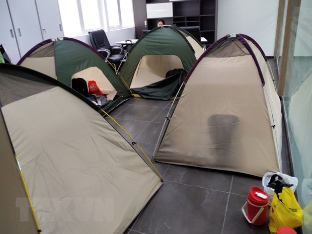 Công ty Gunzetal Việt Nam vốn đầu tư nước ngoài tại Khu công nghiệp Việt Nam – Singapore 2 ( thành phố Thủ Dầu Một, tỉnh Bình Dương) tổ chức "3 tại chỗ" cho hơn 100 công nhân viên. (Ảnh: TTXVN phát) Công ty Gunzetal Việt Nam vốn đầu tư nước ngoài tại Khu công nghiệp Việt Nam – Singapore 2 ( thành phố Thủ Dầu Một, tỉnh Bình Dương) tổ chức