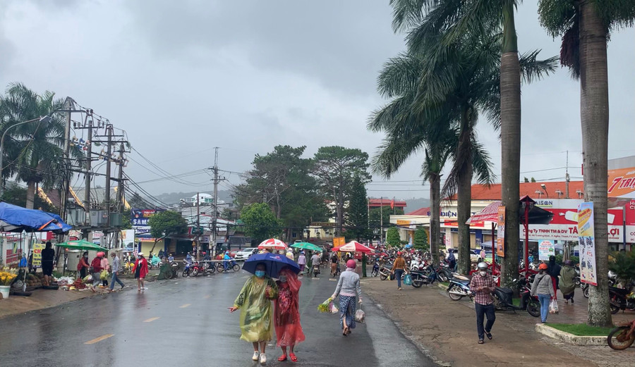 Người dân ra vào chợ trung tâm TP.Gia Nghĩa phải đi bộ. Ảnh: THANH QUÂN