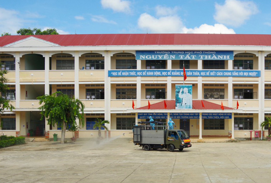 Cán bộ, chiến sĩ Sư đoàn Bộ binh 2 tiến hành phun khử khuẩn tại Trường THPT Nguyễn Tất Thành (huyện Ia Pa)