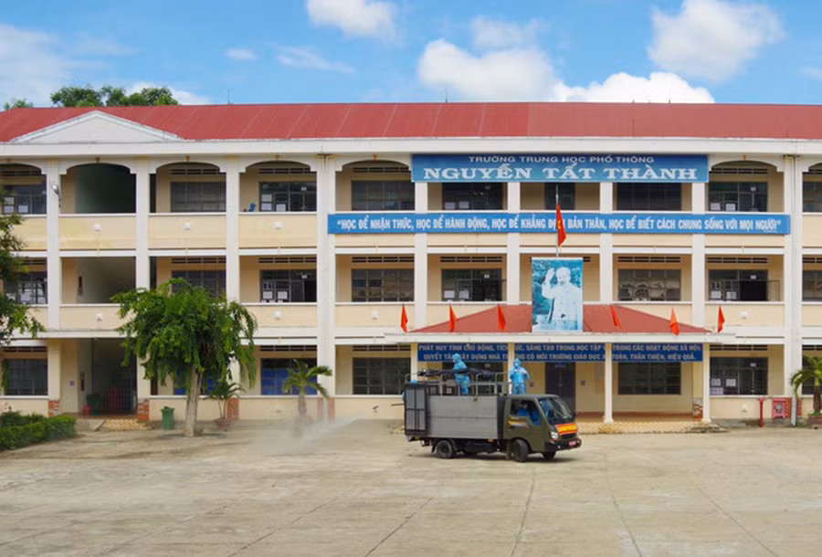 Cán bộ, chiến sĩ Sư đoàn Bộ binh 2 tiến hành phun khử khuẩn tại Trường THPT Nguyễn Tất Thành (huyện Ia Pa)