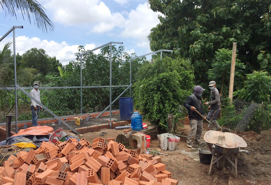 Đơn vị thi công đẩy nhanh tiến độ xây nhà vệ sinh để phục vụ người dân. Ảnh: Quang Tấn Đơn vị thi công đang gấp rút đẩy nhanh tiến độ xây nhà vệ sinh để phục vụ người dân. Ảnh: Quang Tấn