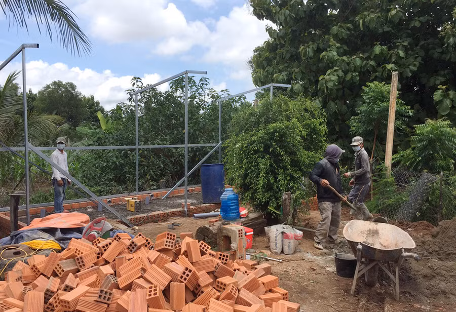 Đơn vị thi công đang gấp rút đẩy nhanh tiến độ xây nhà vệ sinh để phục vụ người dân. Ảnh: Quang Tấn