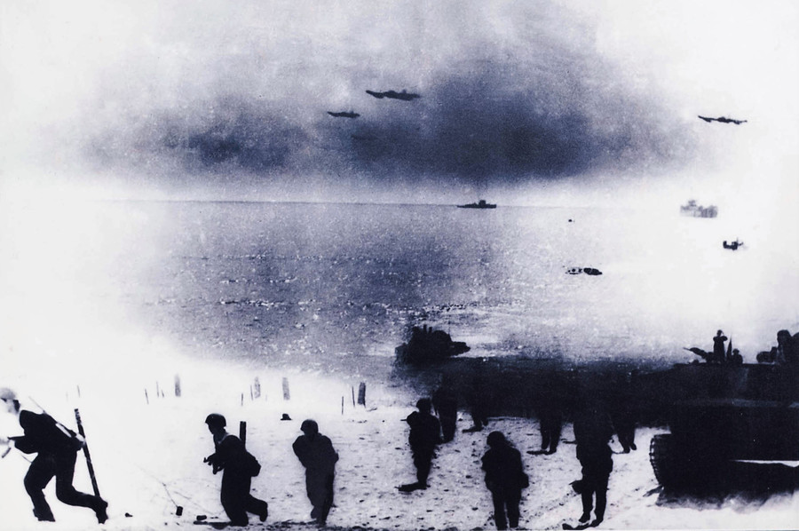 Tư lệnh hải quân Giáp Văn Cương (giữa) trên tàu 501 chỉ huy cuộc đổ bộ giải phóng Koh Kong (Campuchia), ngày 16.1.1979. ẢNH: TƯ LIỆU QCHQ