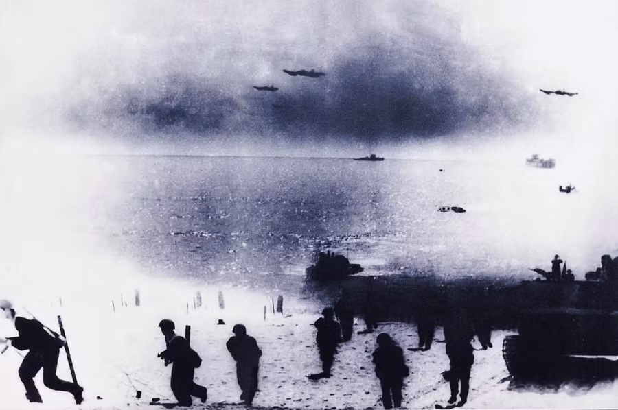 Tư lệnh hải quân Giáp Văn Cương (giữa) trên tàu 501 chỉ huy cuộc đổ bộ giải phóng Koh Kong (Campuchia), ngày 16.1.1979. ẢNH: TƯ LIỆU QCHQ