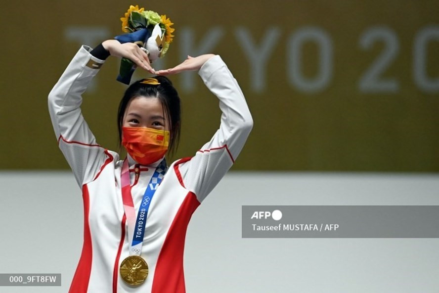 Yang Qian vui vẻ tạo dáng khi giành Huy chương vàng đầu tiên của Olympic Tokyo 2020. Ảnh: AFP.