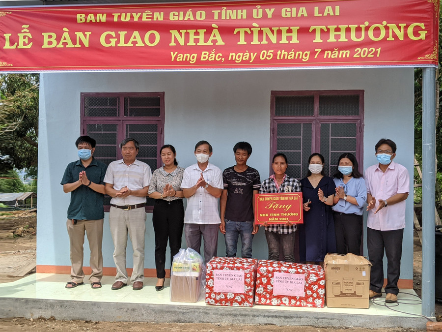 Trưởng ban Tuyên giáo Tỉnh ủy Huỳnh Thế Mạnh trao nhà cho gia đình anh Đinh Jữ. Ảnh: Nguyễn Hiền