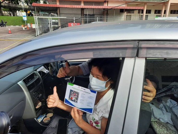  Người dân tiêm phòng trong ô tô. Ảnh: The Star